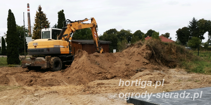 koparka plantowanie ziemi ogród